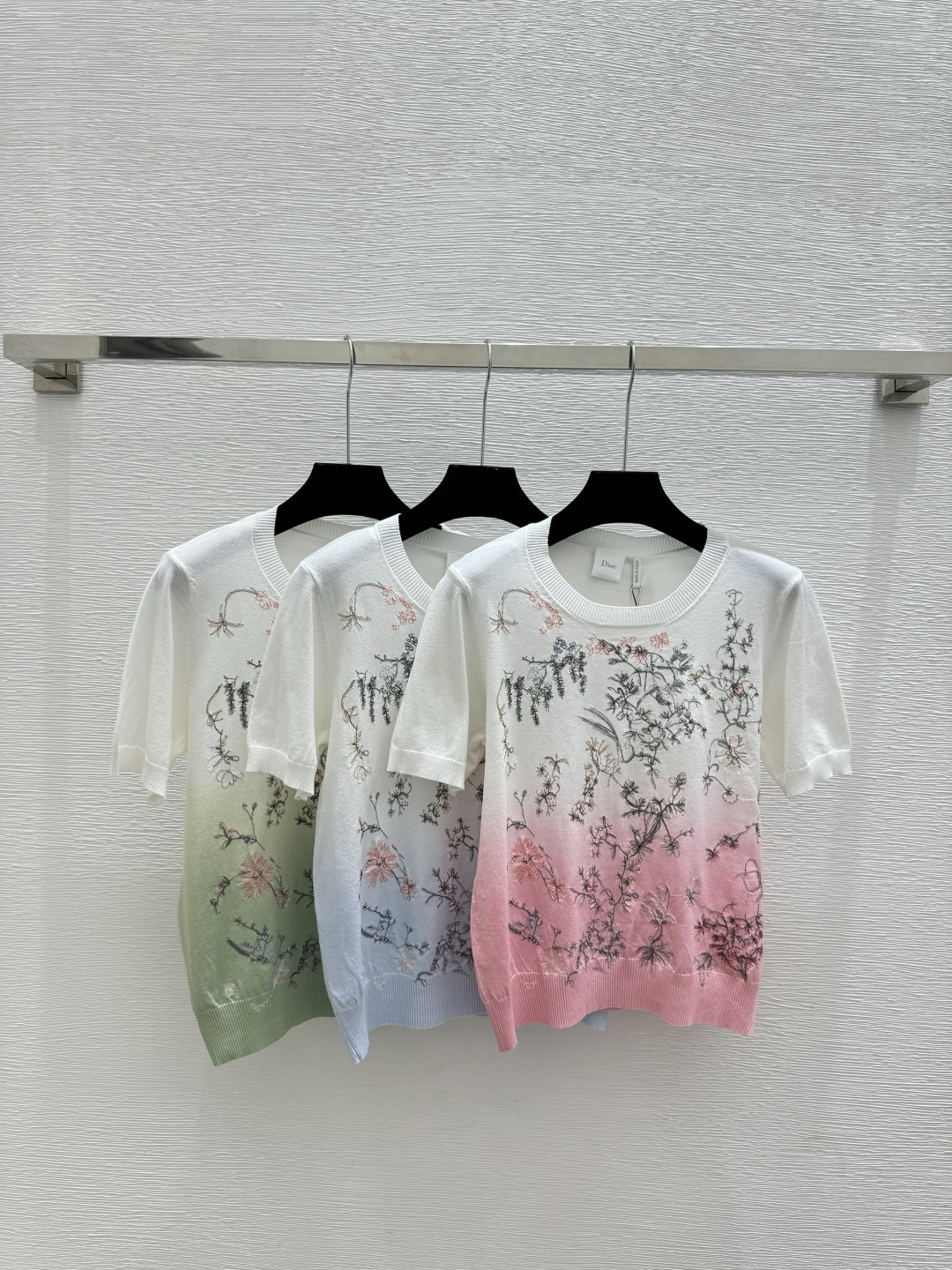 🆕D家🆕 春夏新款 撞色花卉圆领针织短袖颜色：粉色 蓝色 绿色尺码：36.38.40