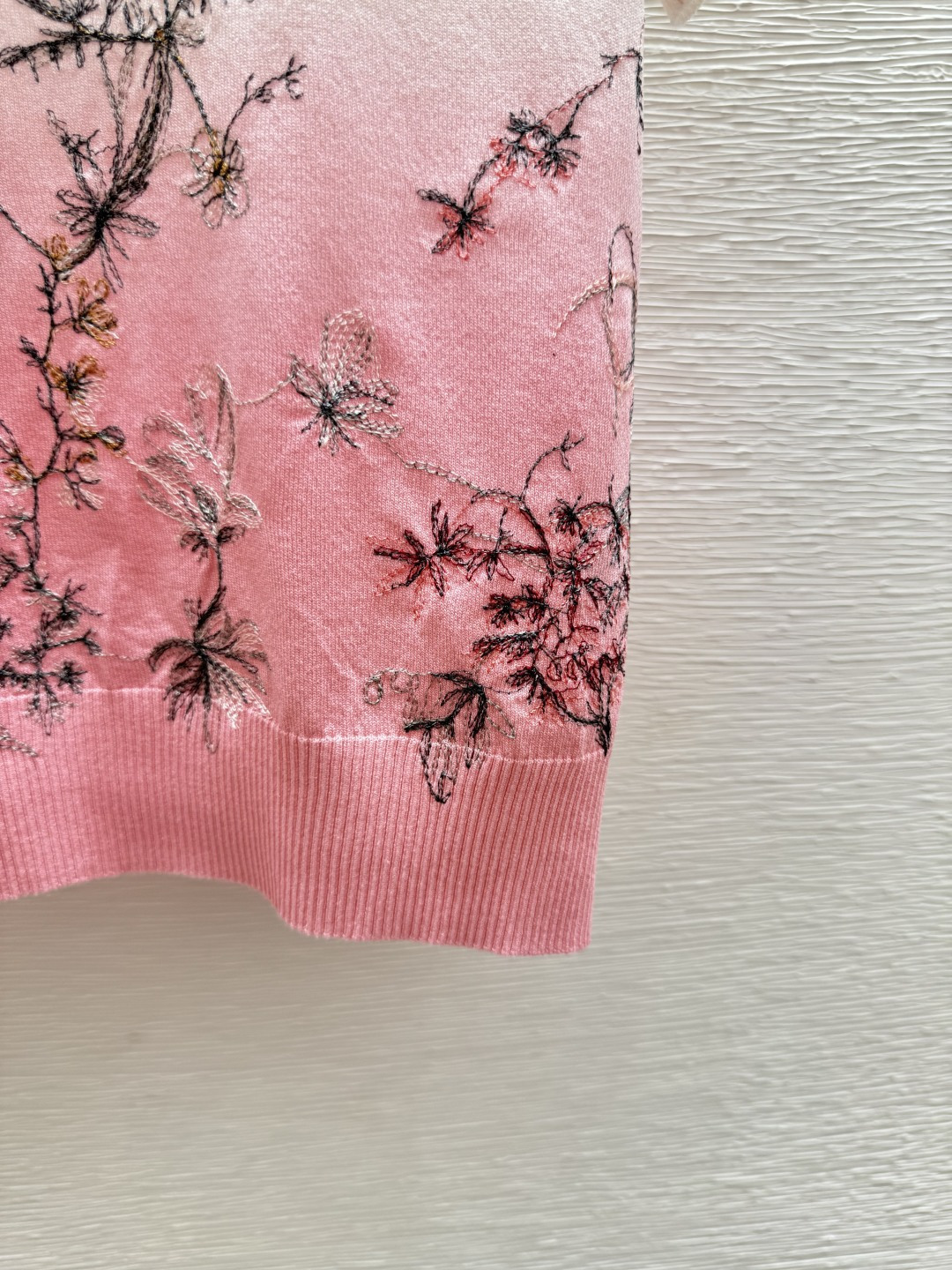 🆕D家🆕 春夏新款 撞色花卉圆领针织短袖颜色：粉色 蓝色 绿色尺码：36.38.40