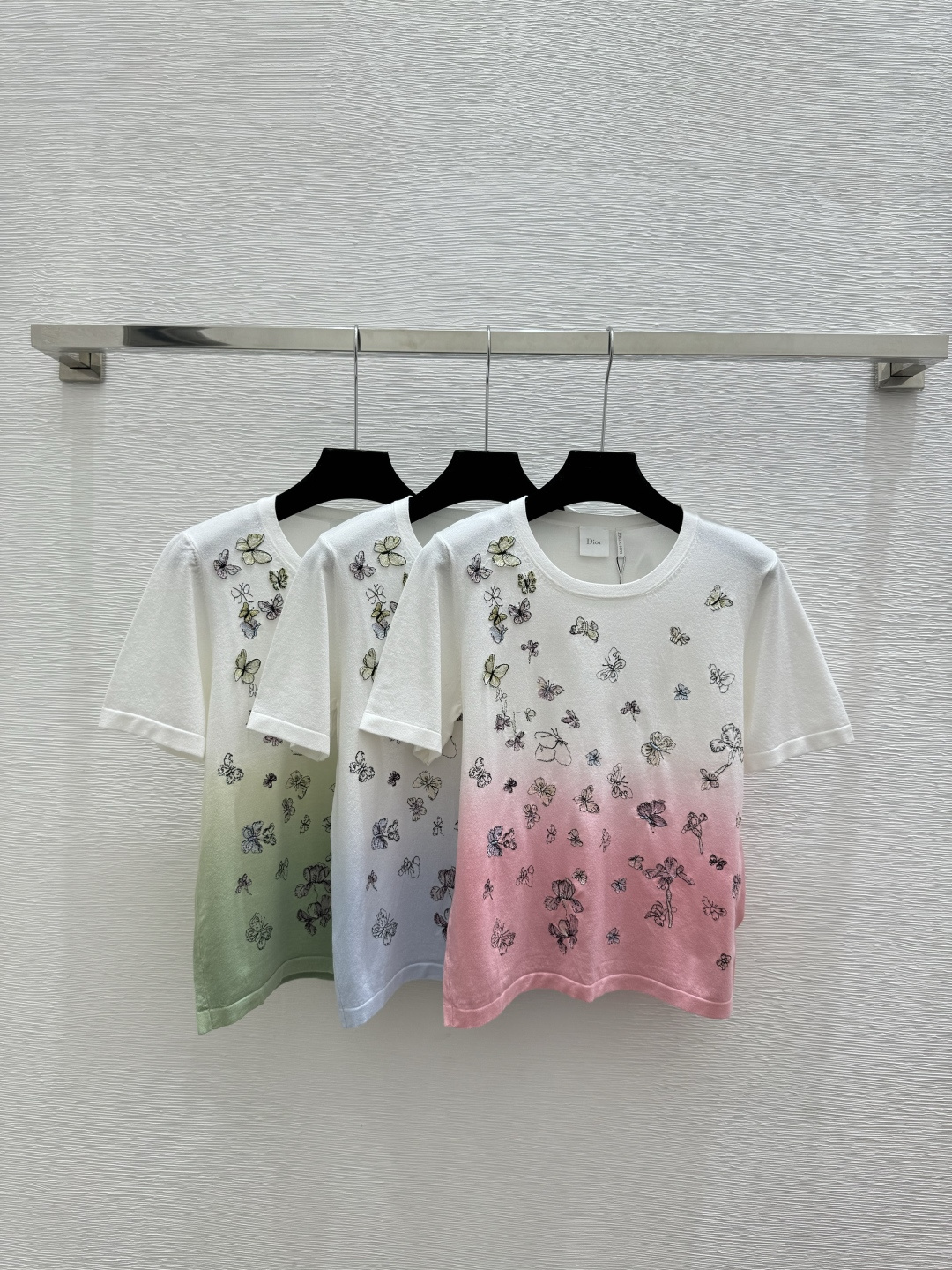 🆕D家🆕 春夏新款 撞色渐变蝴蝶圆领针织短袖颜色：粉色 蓝色 绿色尺码：36.38.40