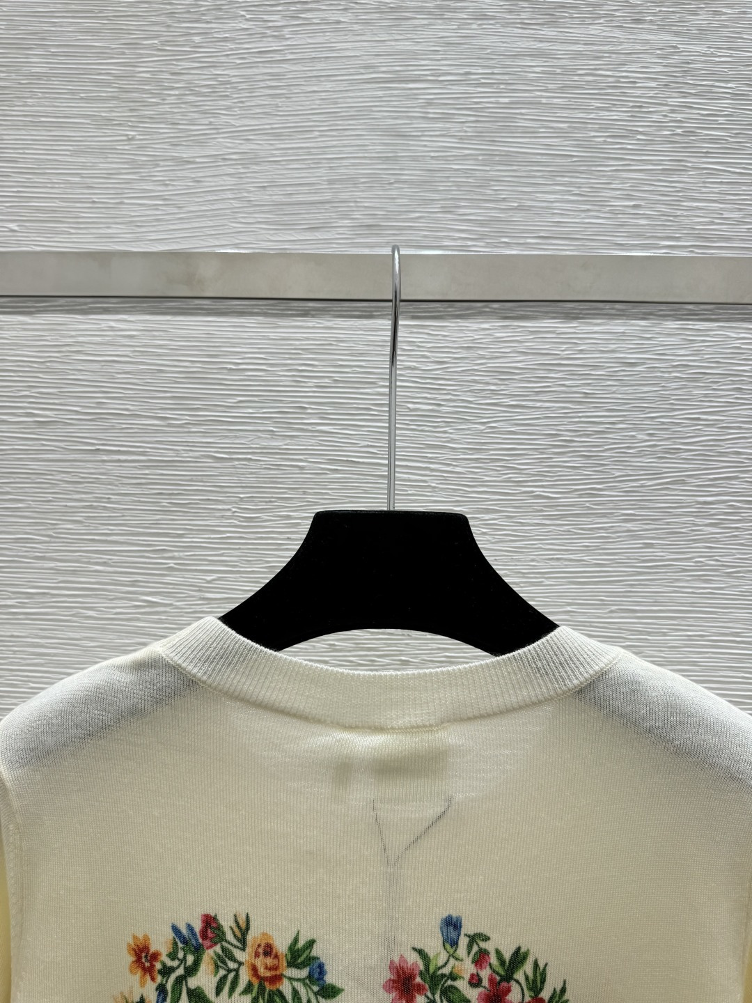 🆕D家🆕 春夏新款 撞色爱心花卉圆领针织短袖颜色：杏色尺码：36.38.40