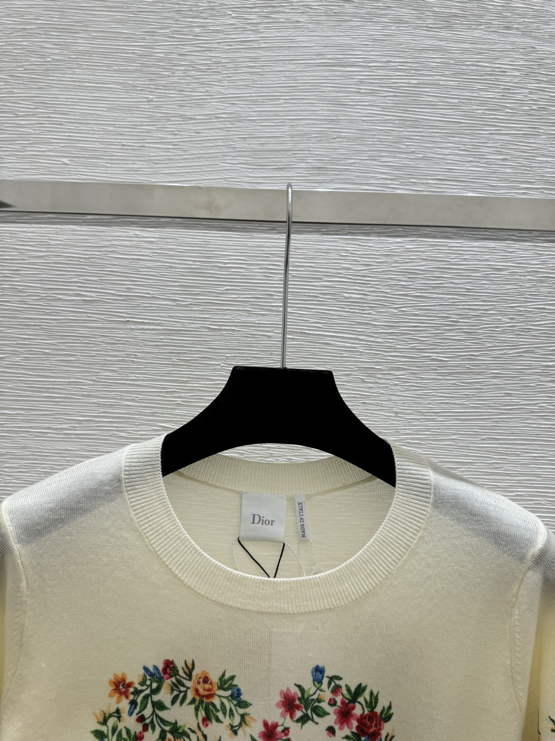 🆕D家🆕 春夏新款 撞色爱心花卉圆领针织短袖颜色：杏色尺码：36.38.40