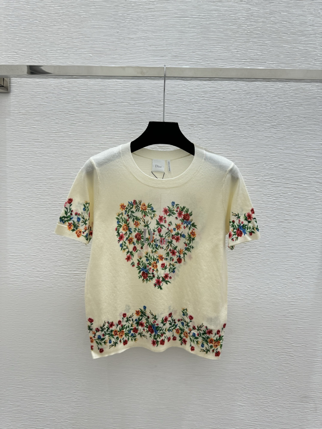 🆕D家🆕 春夏新款 撞色爱心花卉圆领针织短袖颜色：杏色尺码：36.38.40