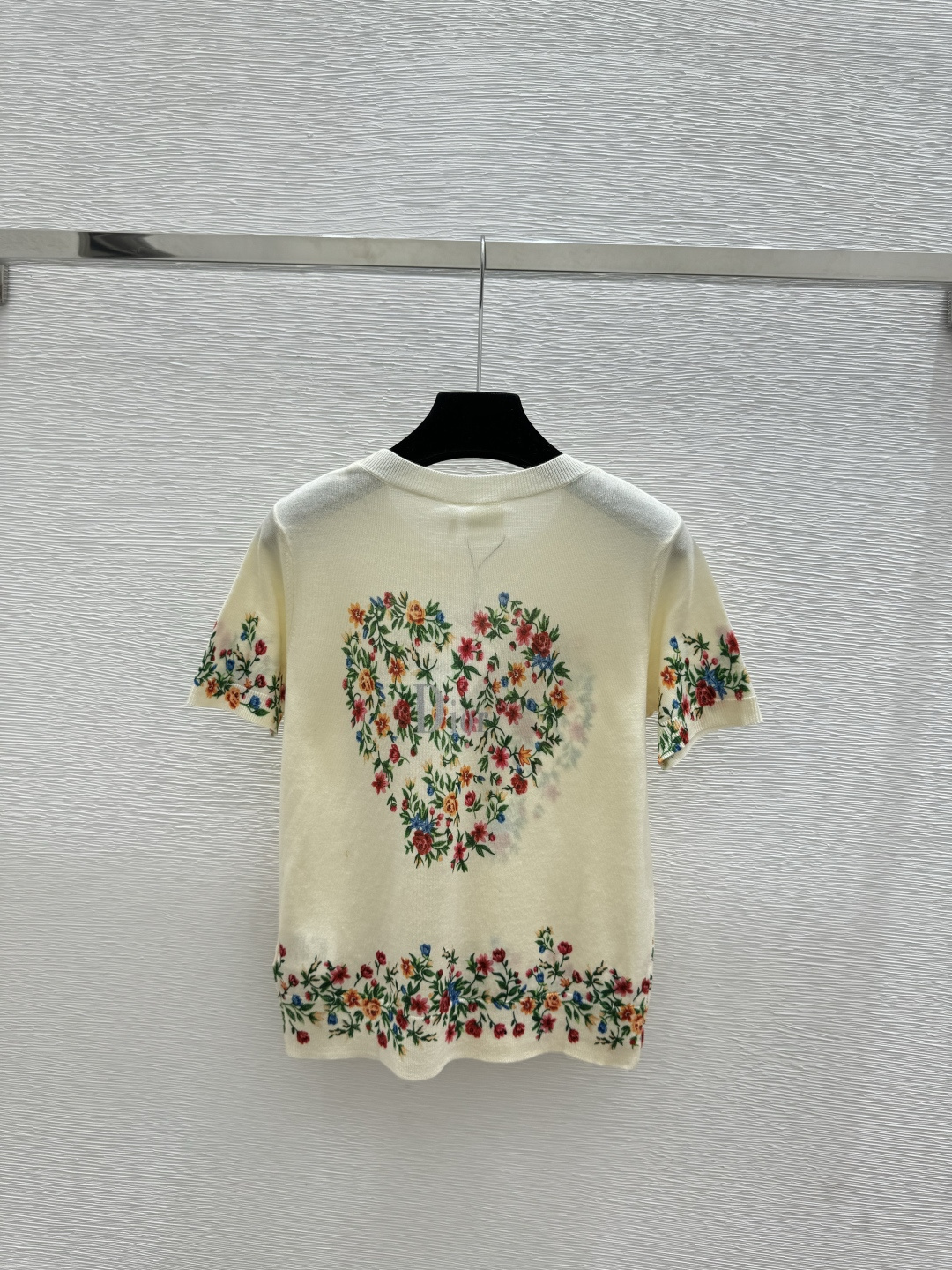 🆕D家🆕 春夏新款 撞色爱心花卉圆领针织短袖颜色：杏色尺码：36.38.40