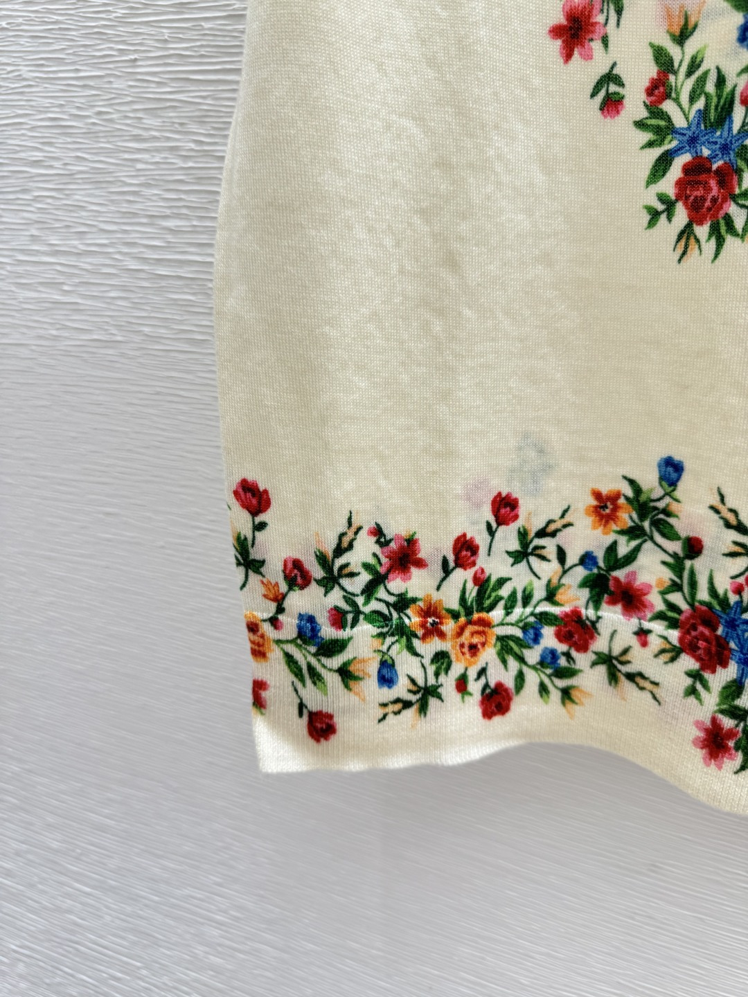 🆕D家🆕 春夏新款 撞色爱心花卉圆领针织短袖颜色：杏色尺码：36.38.40