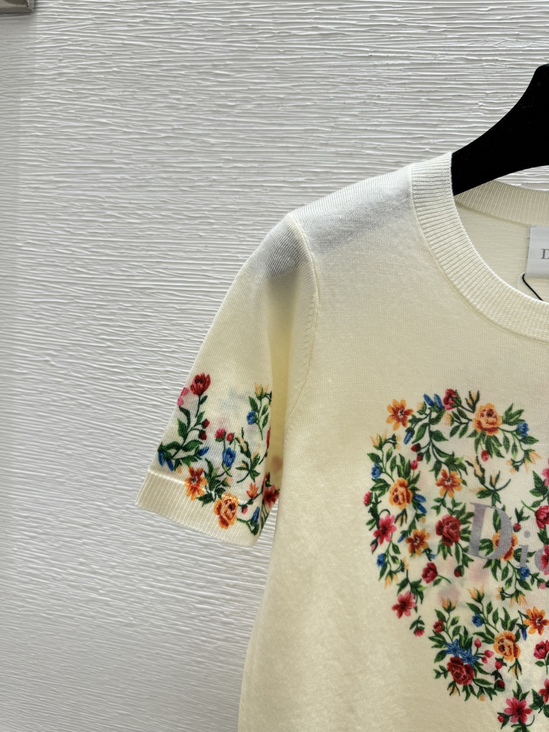 🆕D家🆕 春夏新款 撞色爱心花卉圆领针织短袖颜色：杏色尺码：36.38.40