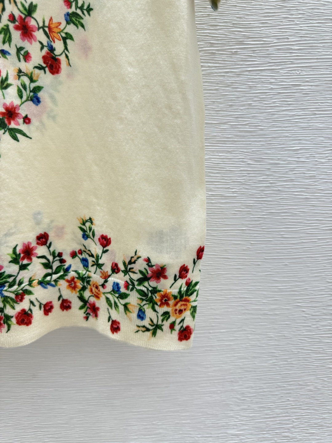 🆕D家🆕 春夏新款 撞色爱心花卉圆领针织短袖颜色：杏色尺码：36.38.40