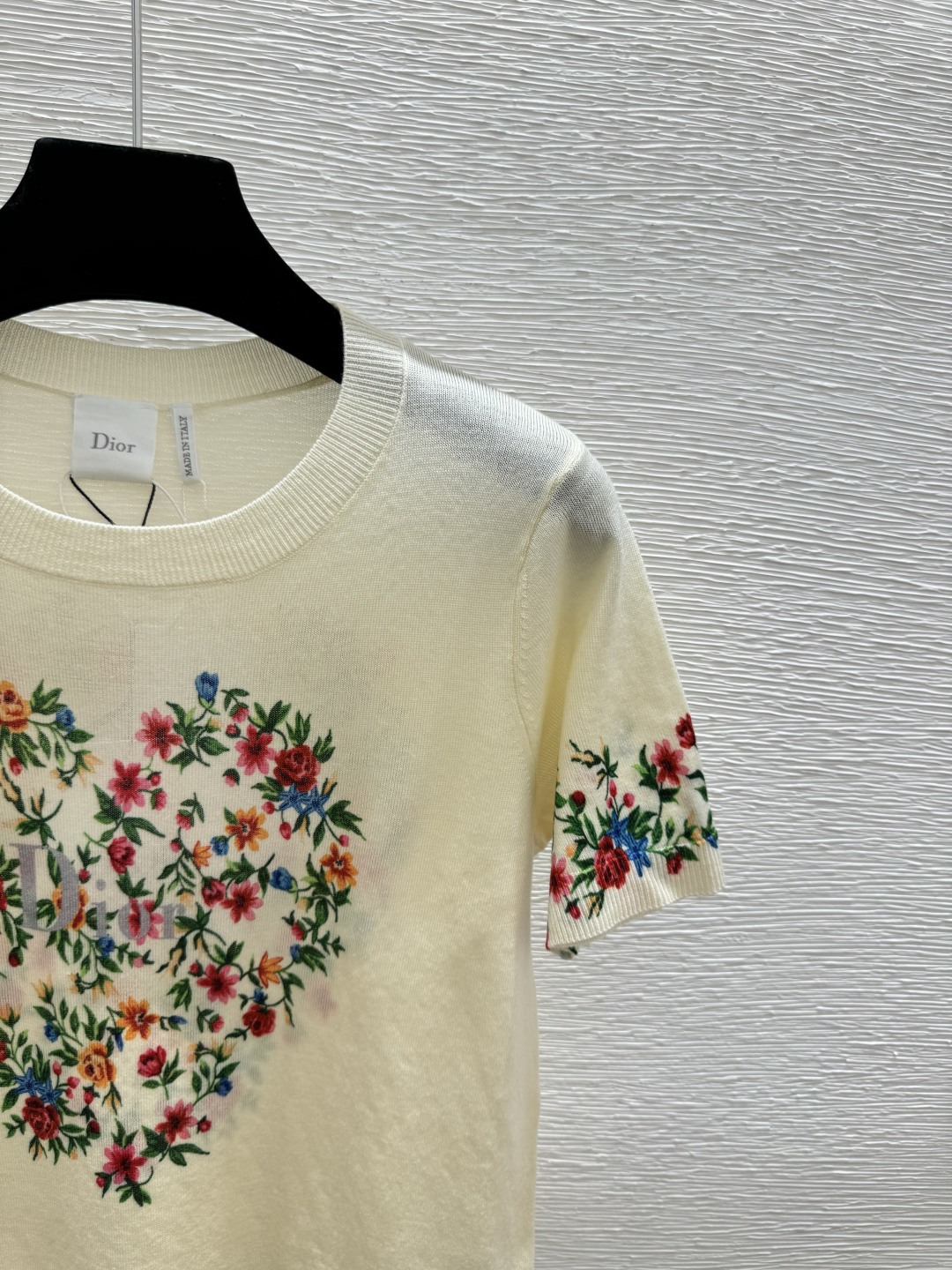 🆕D家🆕 春夏新款 撞色爱心花卉圆领针织短袖颜色：杏色尺码：36.38.40