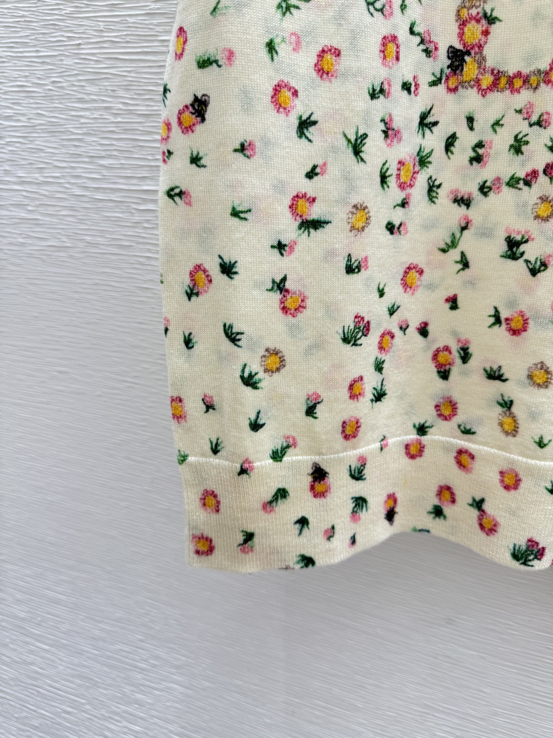 🆕D家🆕 春夏新款 撞色花卉圆领针织短袖颜色：杏色尺码：36.38.40