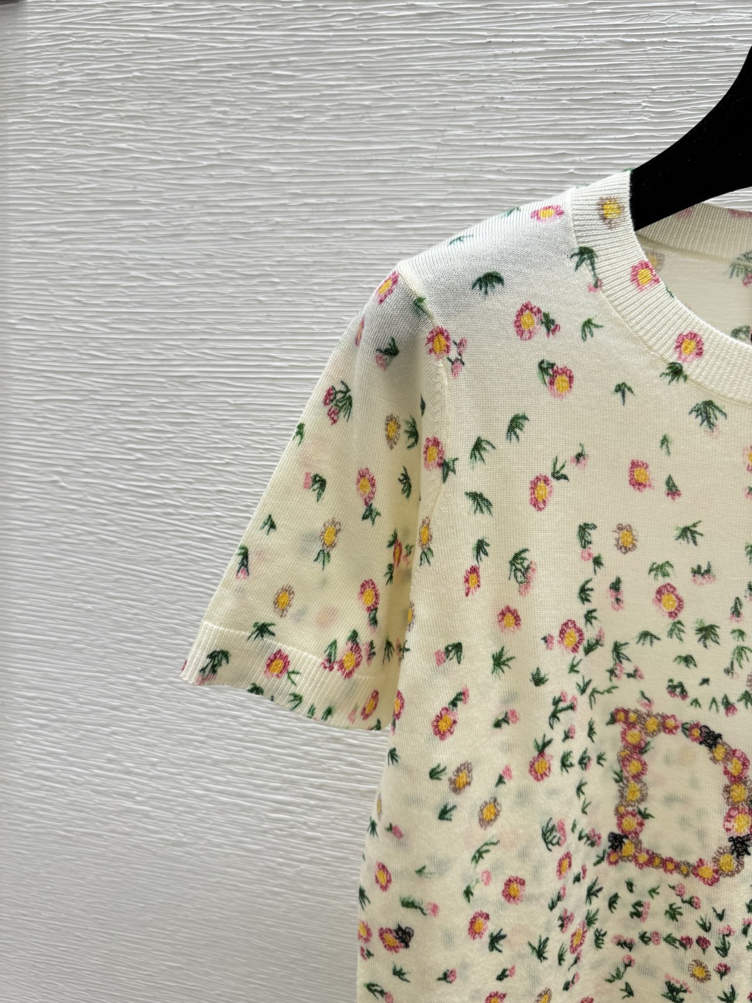 🆕D家🆕 春夏新款 撞色花卉圆领针织短袖颜色：杏色尺码：36.38.40