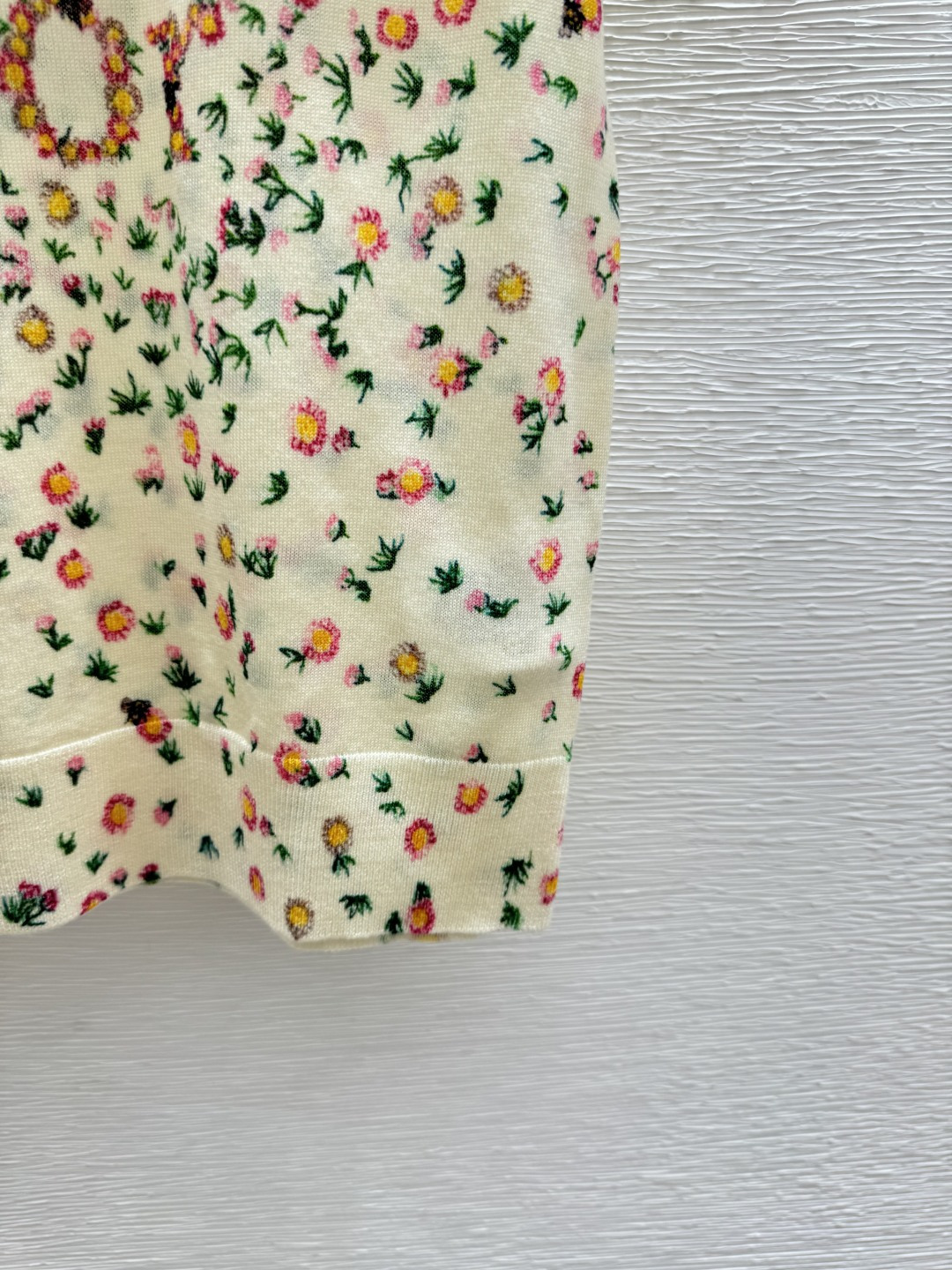 🆕D家🆕 春夏新款 撞色花卉圆领针织短袖颜色：杏色尺码：36.38.40