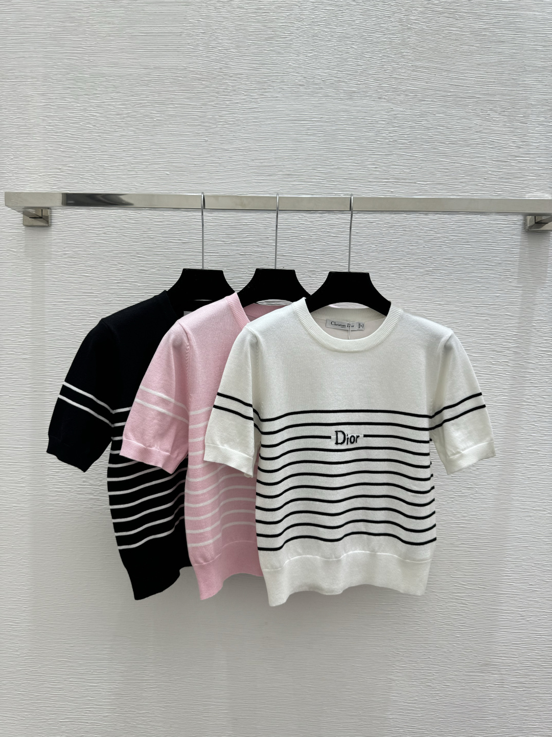 🆕D家🆕 春夏新款 撞色条纹字母圆领针织短袖颜色：白色 粉色 黑色尺码：36.38.40