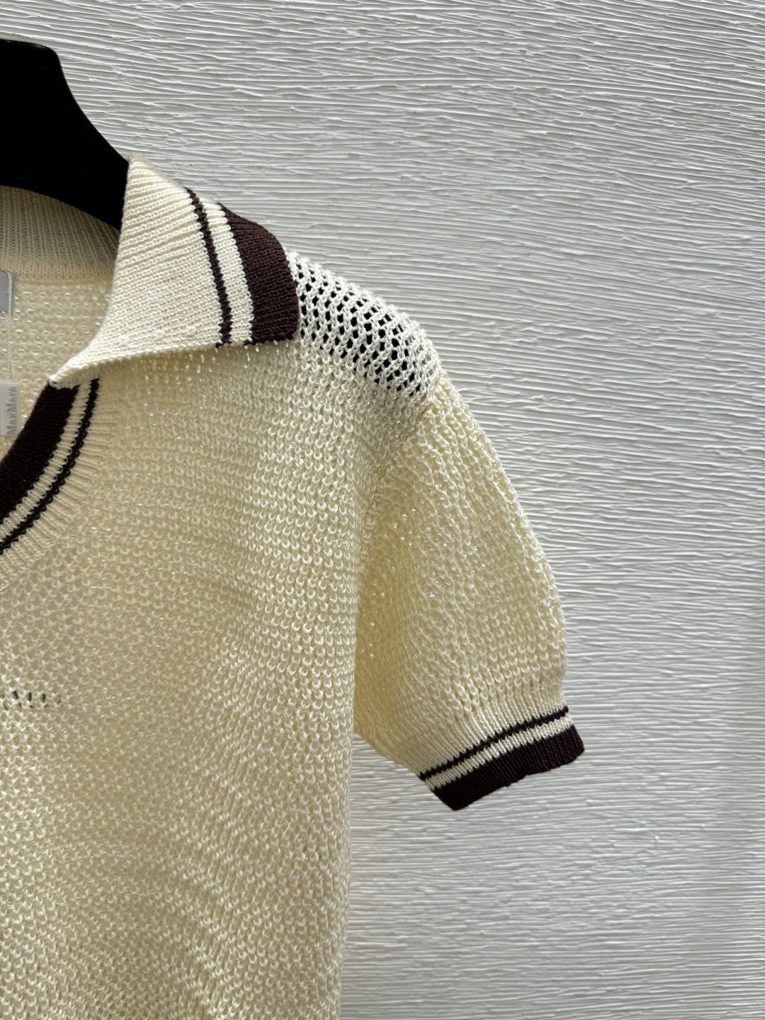 🆕Max家🆕 春夏新款 撞色翻领镂空针织短袖颜色：杏色 空气 黑色尺码：36.38.40