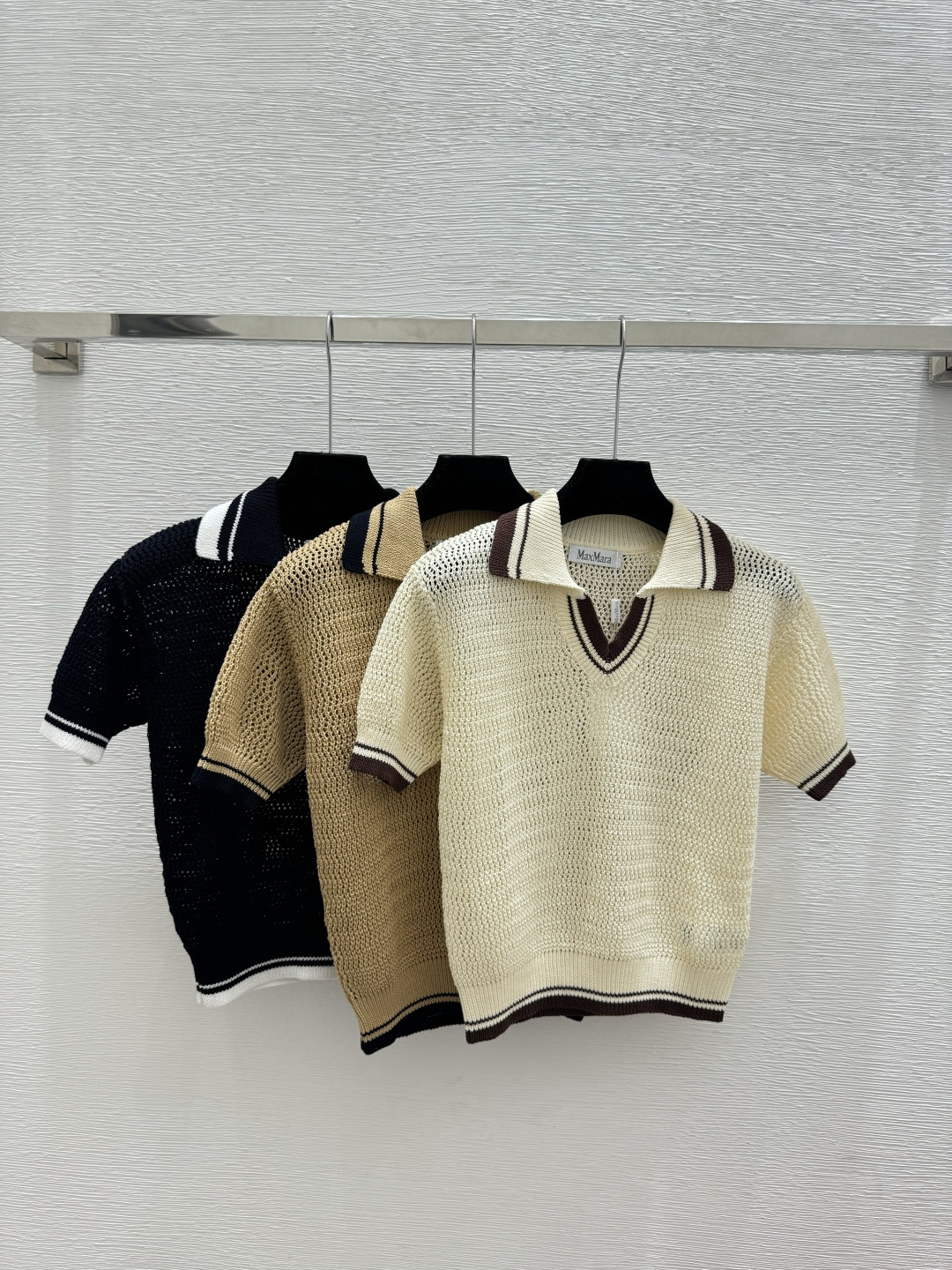 🆕Max家🆕 春夏新款 撞色翻领镂空针织短袖颜色：杏色 空气 黑色尺码：36.38.40