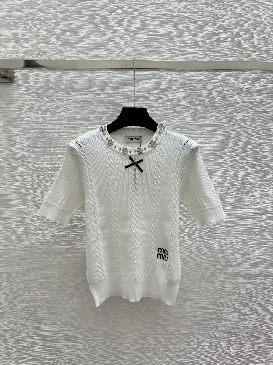 🆕M家🆕 春夏新款 纯色重工钉珠圆领针织短袖颜色：白色 尺码：36.38.40