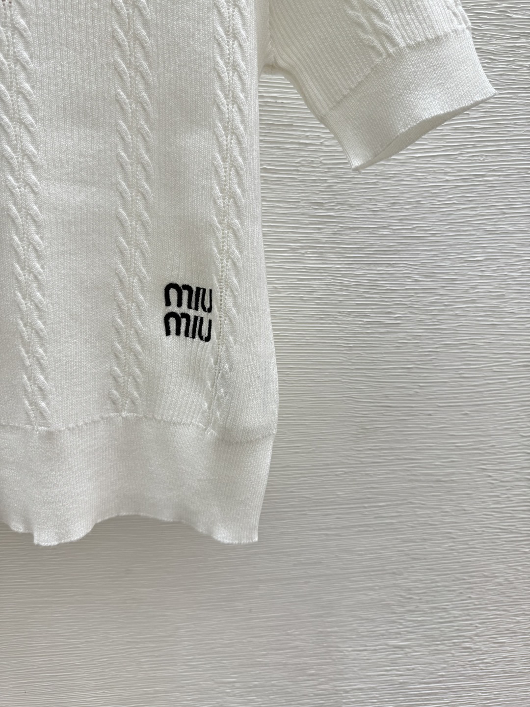 🆕M家🆕 春夏新款 纯色重工钉珠圆领针织短袖颜色：白色 尺码：36.38.40