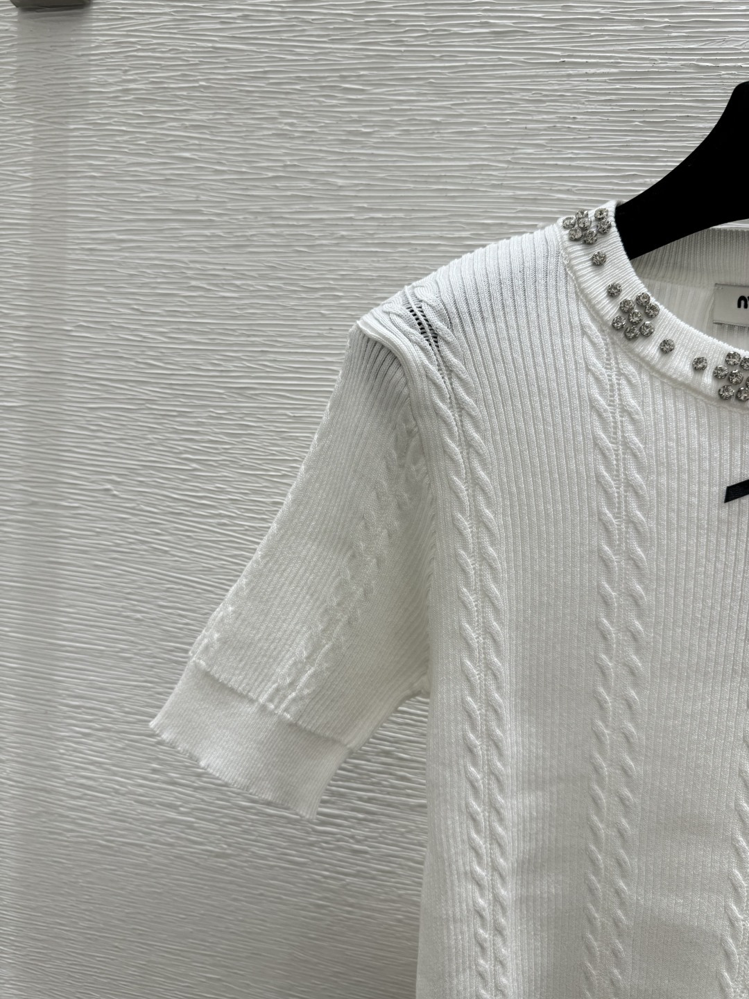 🆕M家🆕 春夏新款 纯色重工钉珠圆领针织短袖颜色：白色 尺码：36.38.40