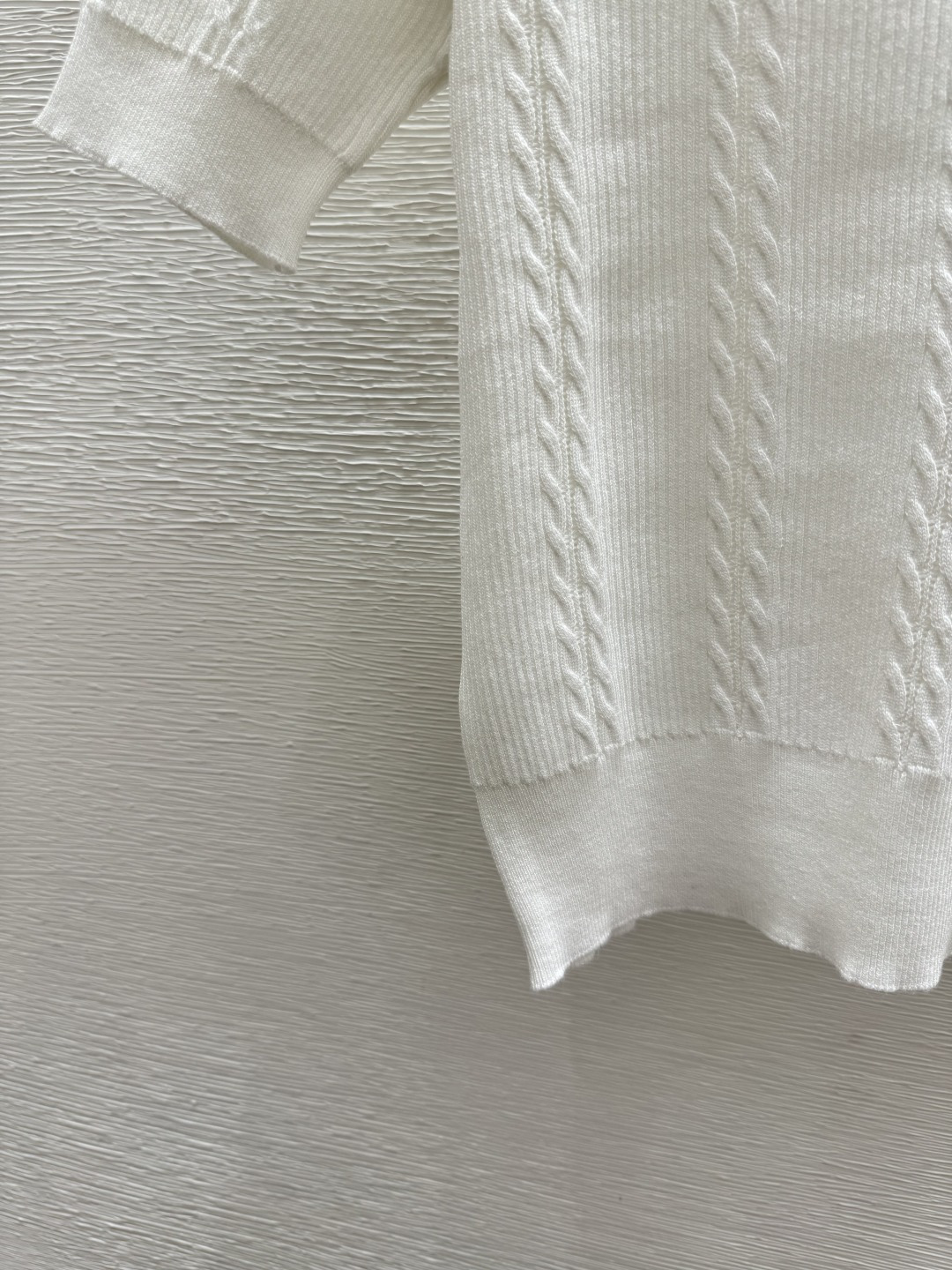 🆕M家🆕 春夏新款 纯色重工钉珠圆领针织短袖颜色：白色 尺码：36.38.40