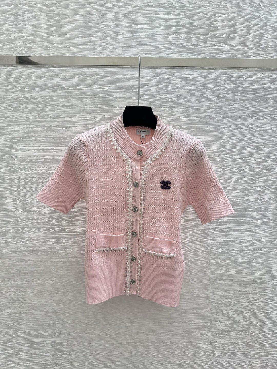 🆕CH家🆕 春夏新款 纯色重工钉珠珠片圆领针织短袖开衫颜色：白色 粉色尺码：36.38.40