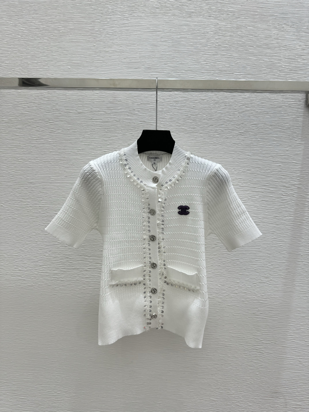 🆕CH家🆕 春夏新款 纯色重工钉珠珠片圆领针织短袖开衫颜色：白色 粉色尺码：36.38.40