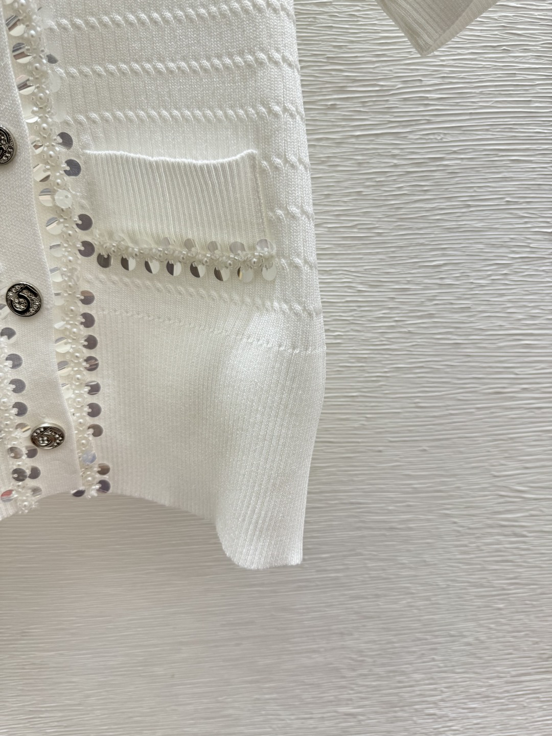 🆕CH家🆕 春夏新款 纯色重工钉珠珠片圆领针织短袖开衫颜色：白色 粉色尺码：36.38.40