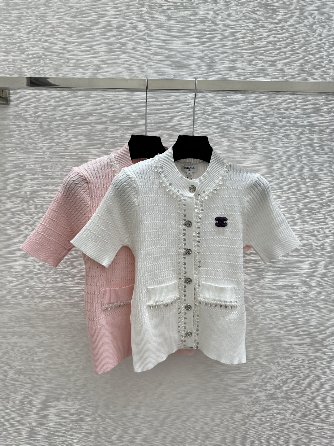 🆕CH家🆕 春夏新款 纯色重工钉珠珠片圆领针织短袖开衫颜色：白色 粉色尺码：36.38.40