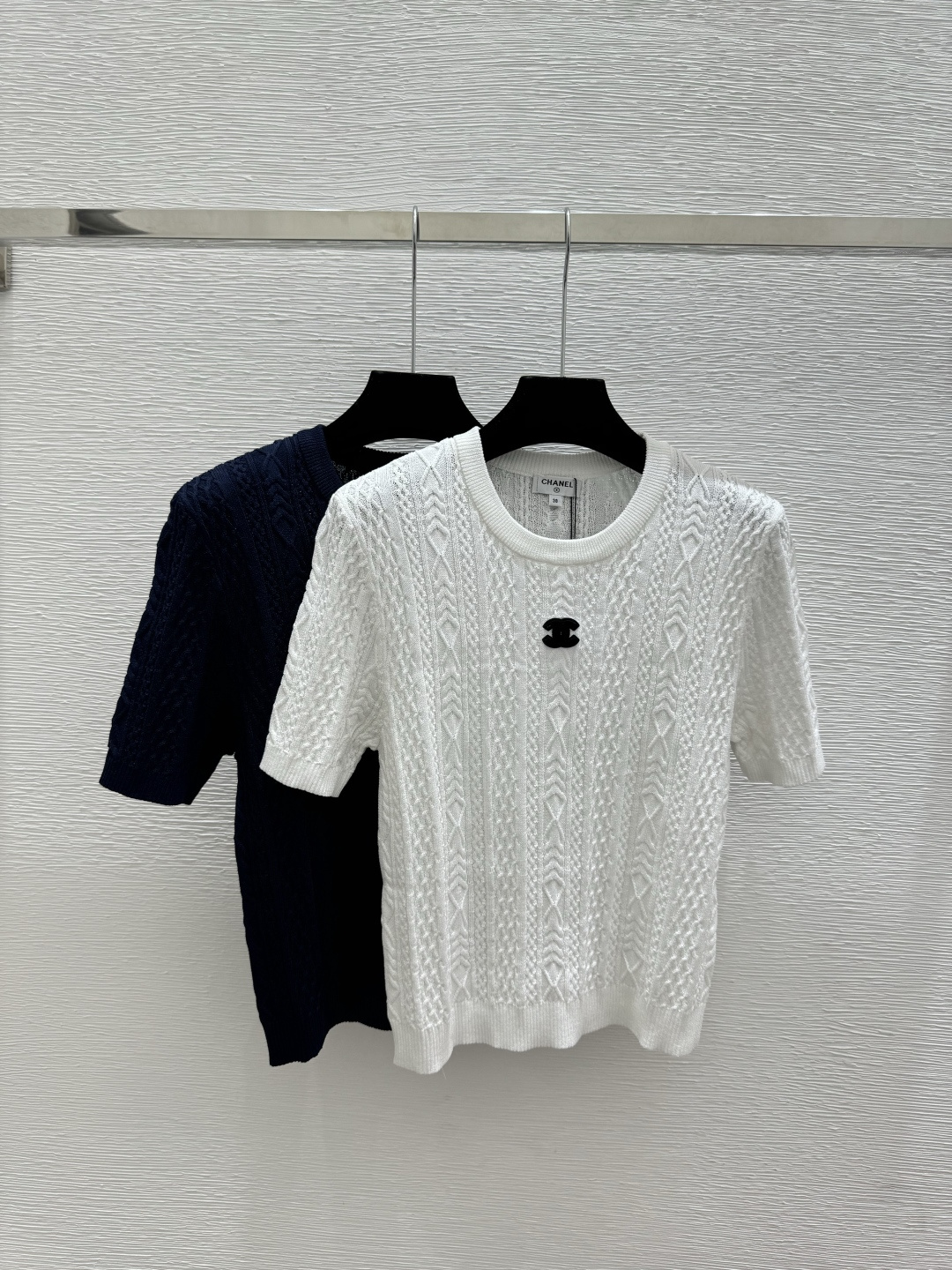 🆕CH家🆕 春夏新款 纯色简约圆领针织短袖颜色：白色 宝蓝尺码：36.38.40