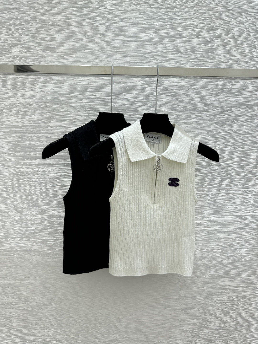 🆕CH家🆕 春夏新款 纯色简约翻领针织背心颜色：白色 黑色尺码：36.38.40