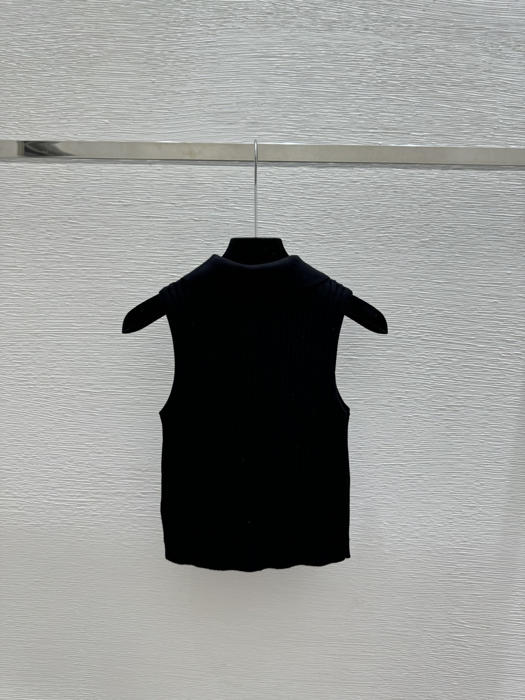 🆕CH家🆕 春夏新款 纯色简约翻领针织背心颜色：白色 黑色尺码：36.38.40