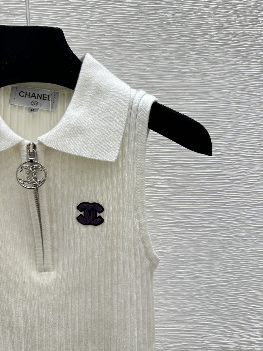 🆕CH家🆕 春夏新款 纯色简约翻领针织背心颜色：白色 黑色尺码：36.38.40