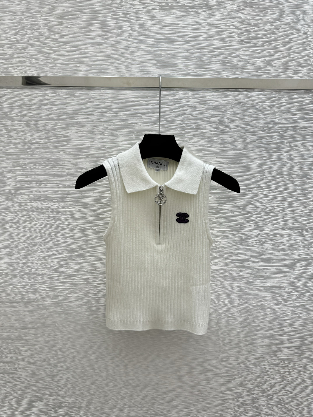 🆕CH家🆕 春夏新款 纯色简约翻领针织背心颜色：白色 黑色尺码：36.38.40