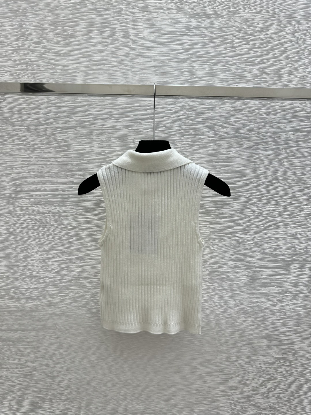 🆕CH家🆕 春夏新款 纯色简约翻领针织背心颜色：白色 黑色尺码：36.38.40