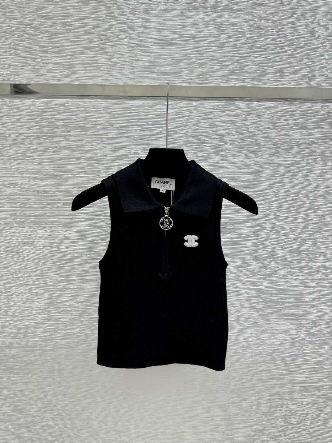 🆕CH家🆕 春夏新款 纯色简约翻领针织背心颜色：白色 黑色尺码：36.38.40