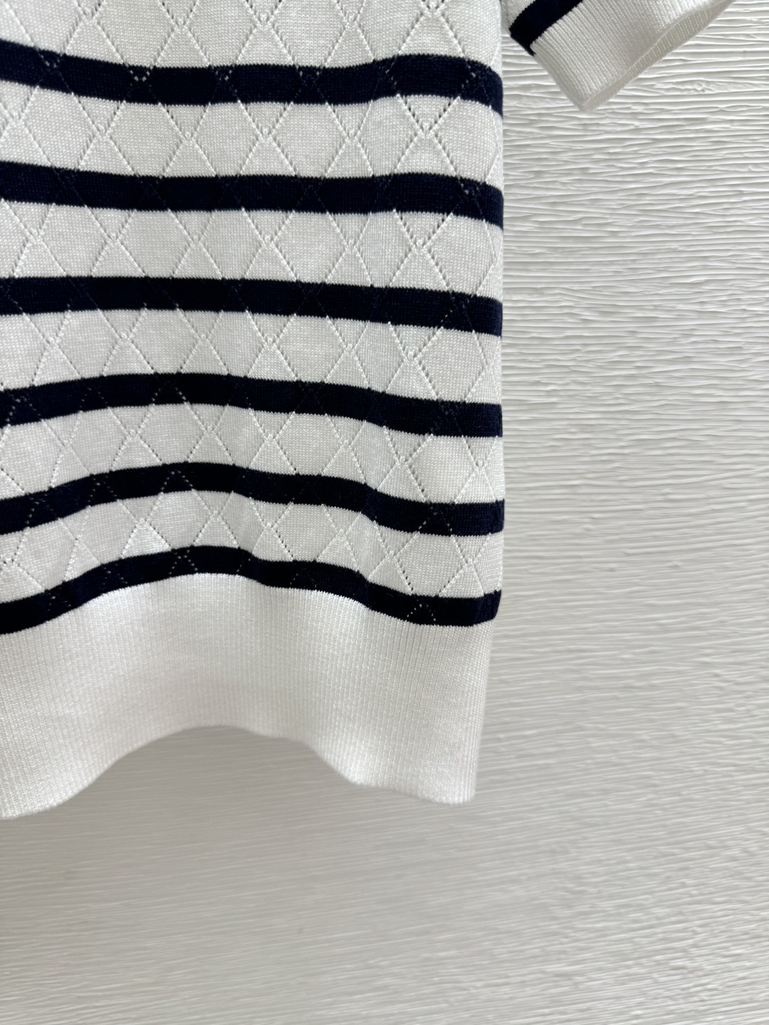 🆕D家🆕 春夏新款 撞色条纹镂空圆领针织短袖颜色：白色宝蓝尺码：36.38.40
