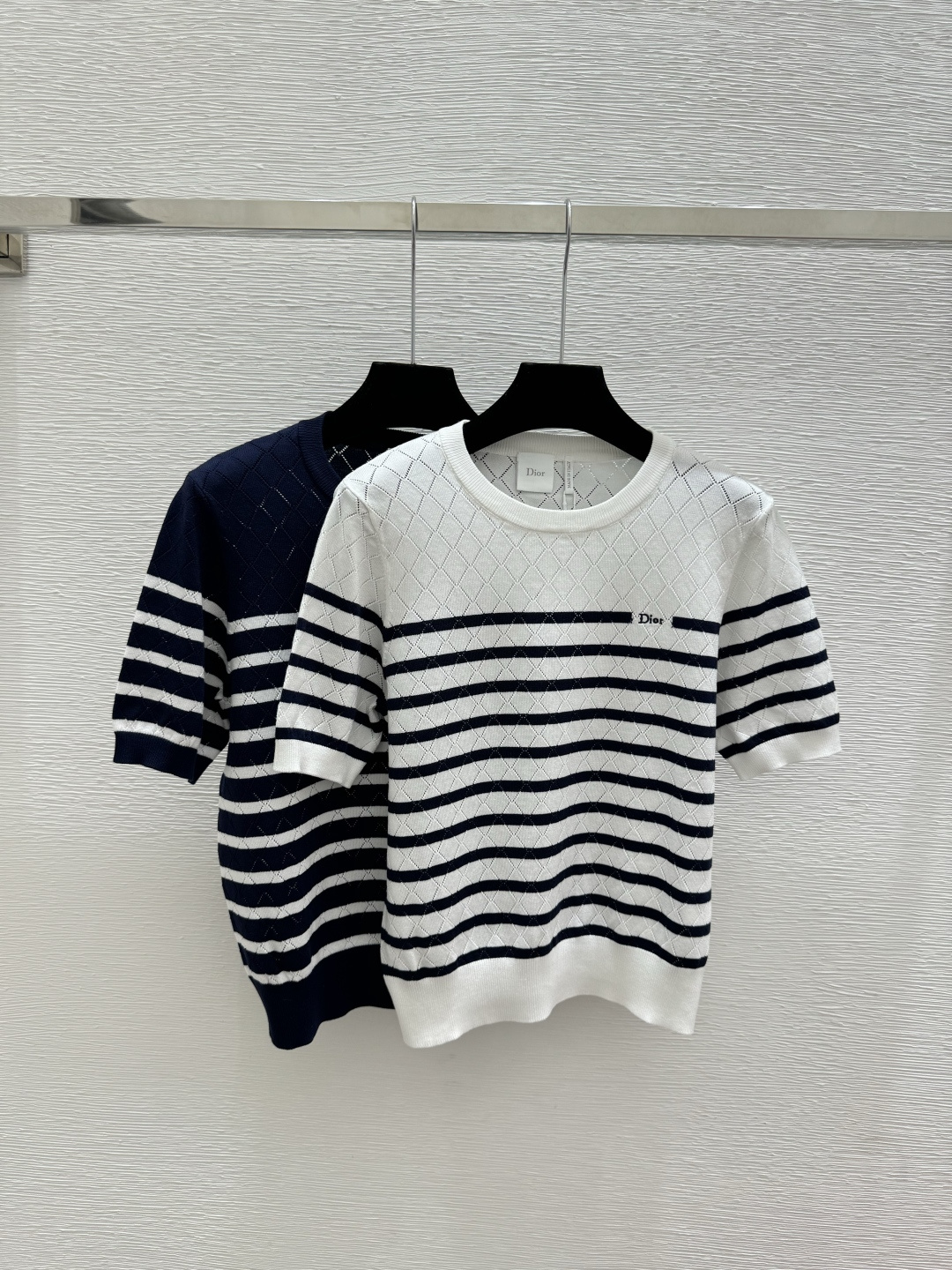 🆕D家🆕 春夏新款 撞色条纹镂空圆领针织短袖颜色：白色宝蓝尺码：36.38.40