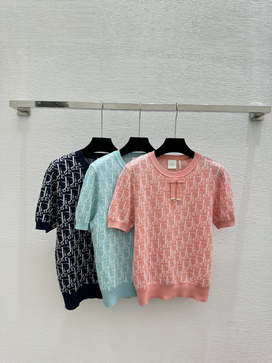 🆕D家🆕 春夏新款 撞色老花字母圆领针织短袖颜色：粉色 绿色 宝蓝尺码：36.38.40