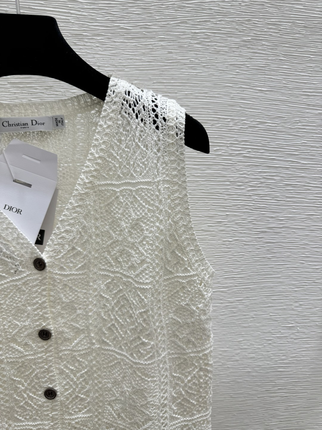 🆕D家🆕 春夏新款 纯色镂空V领针织背心开衫颜色：白色 杏色尺码：36.38.40