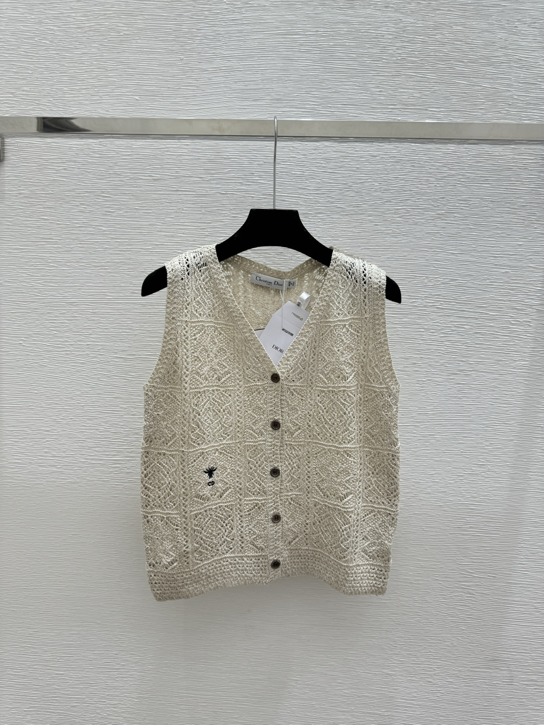 🆕D家🆕 春夏新款 纯色镂空V领针织背心开衫颜色：白色 杏色尺码：36.38.40