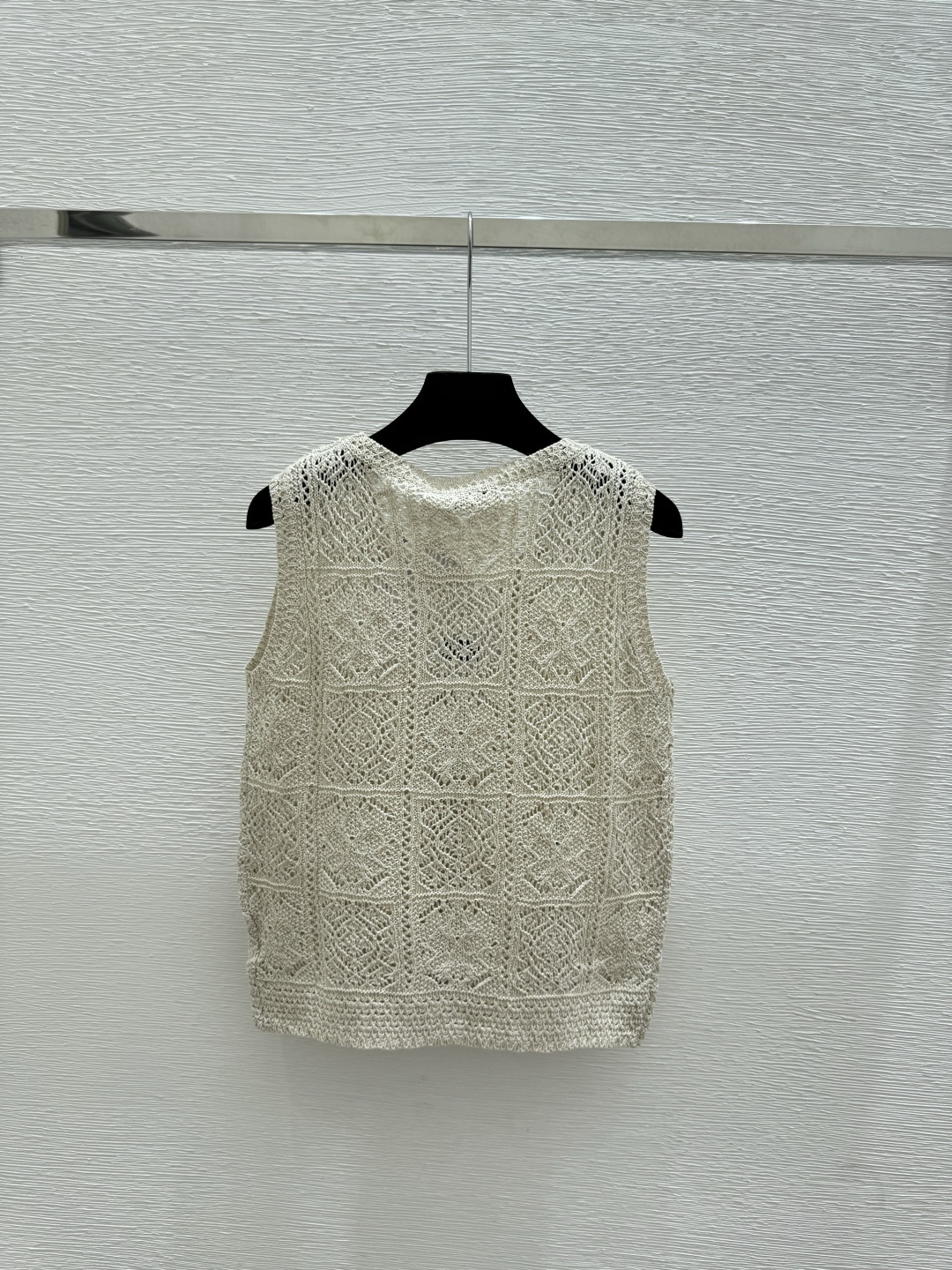 🆕D家🆕 春夏新款 纯色镂空V领针织背心开衫颜色：白色 杏色尺码：36.38.40