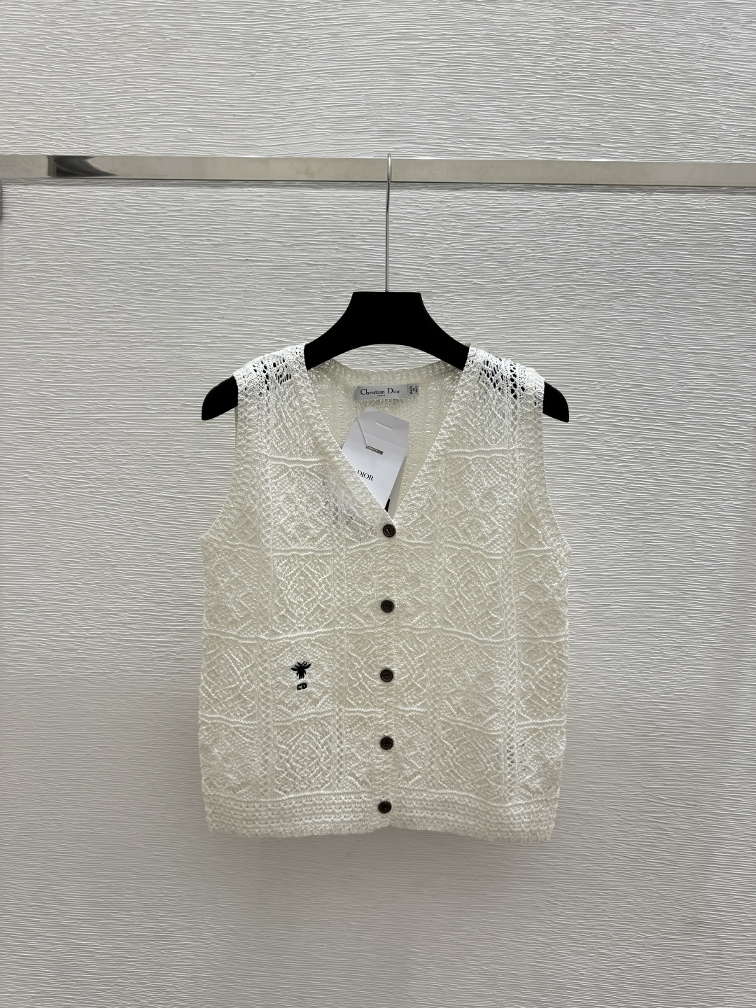 🆕D家🆕 春夏新款 纯色镂空V领针织背心开衫颜色：白色 杏色尺码：36.38.40