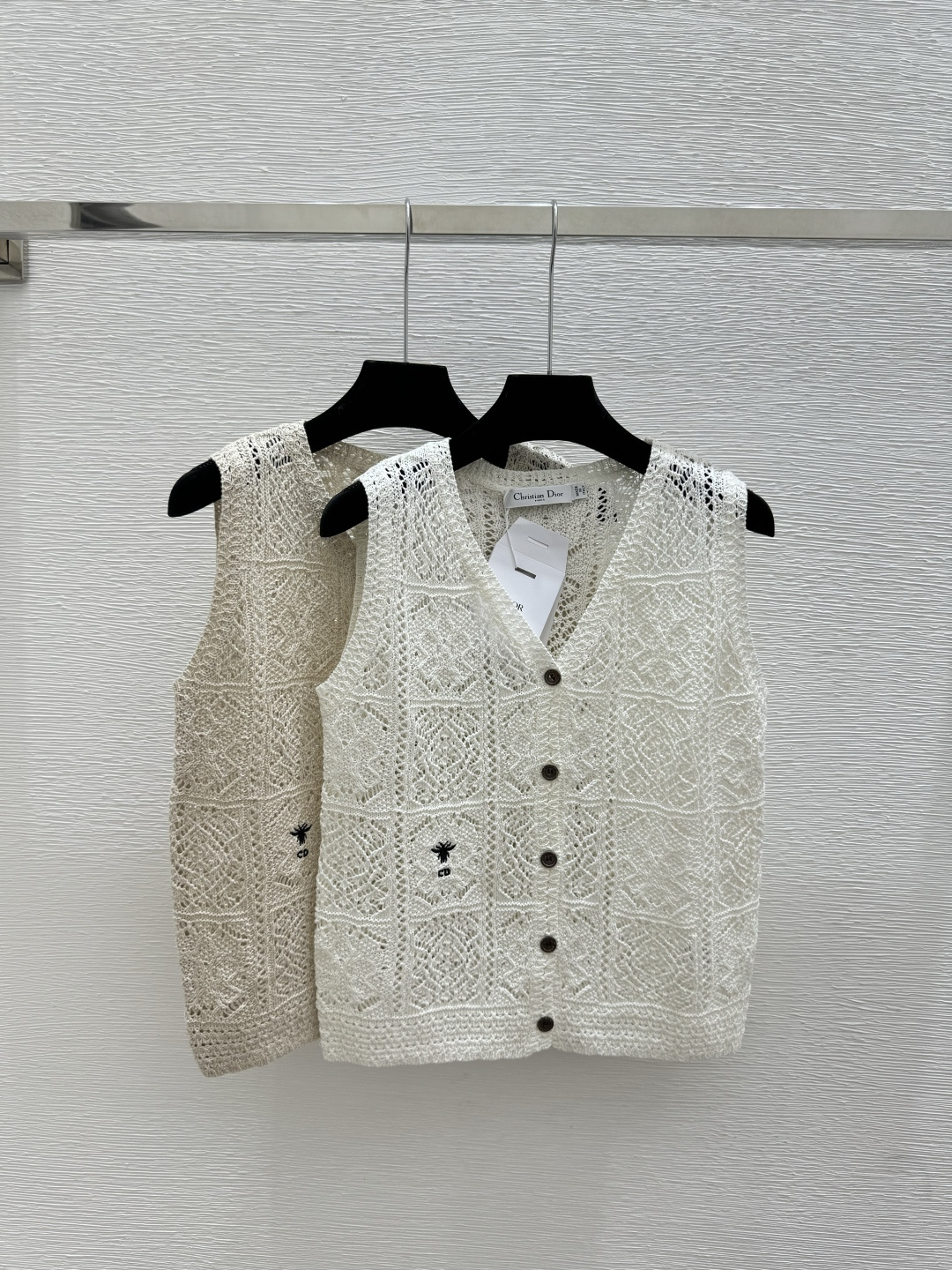 🆕D家🆕 春夏新款 纯色镂空V领针织背心开衫颜色：白色 杏色尺码：36.38.40