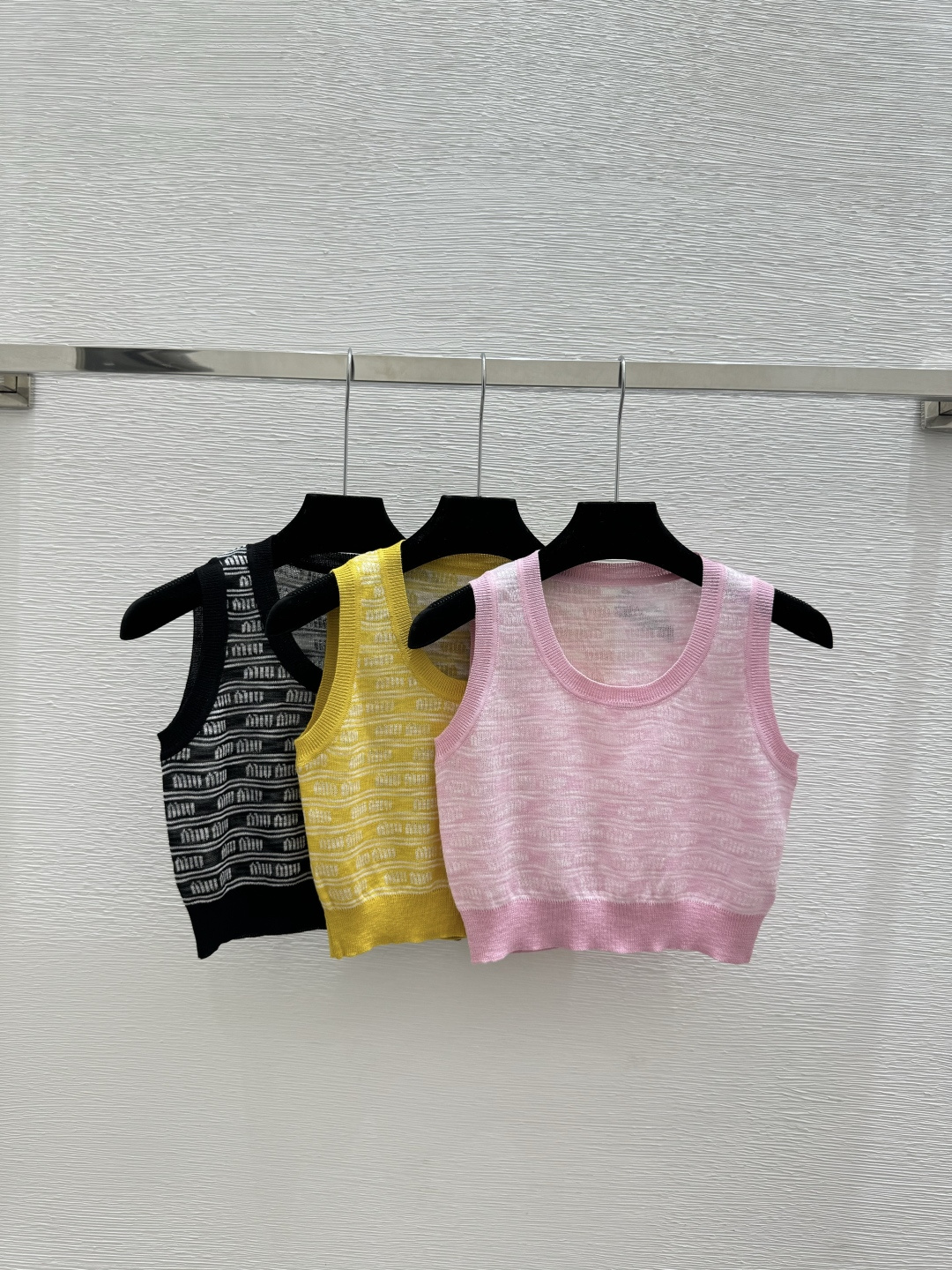 🆕M家🆕 春夏新款 撞色字母圆领针织背心颜色：粉色 黄色 黑色尺码：36.38.40