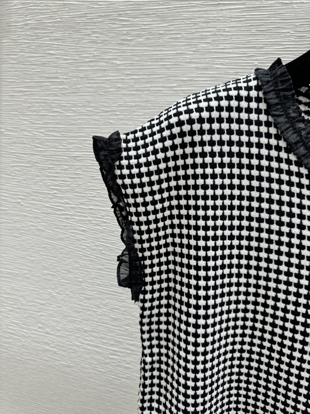 🆕M家🆕 春夏新款 撞色格子花边圆领针织背心颜色：黑色尺码：36.38.40