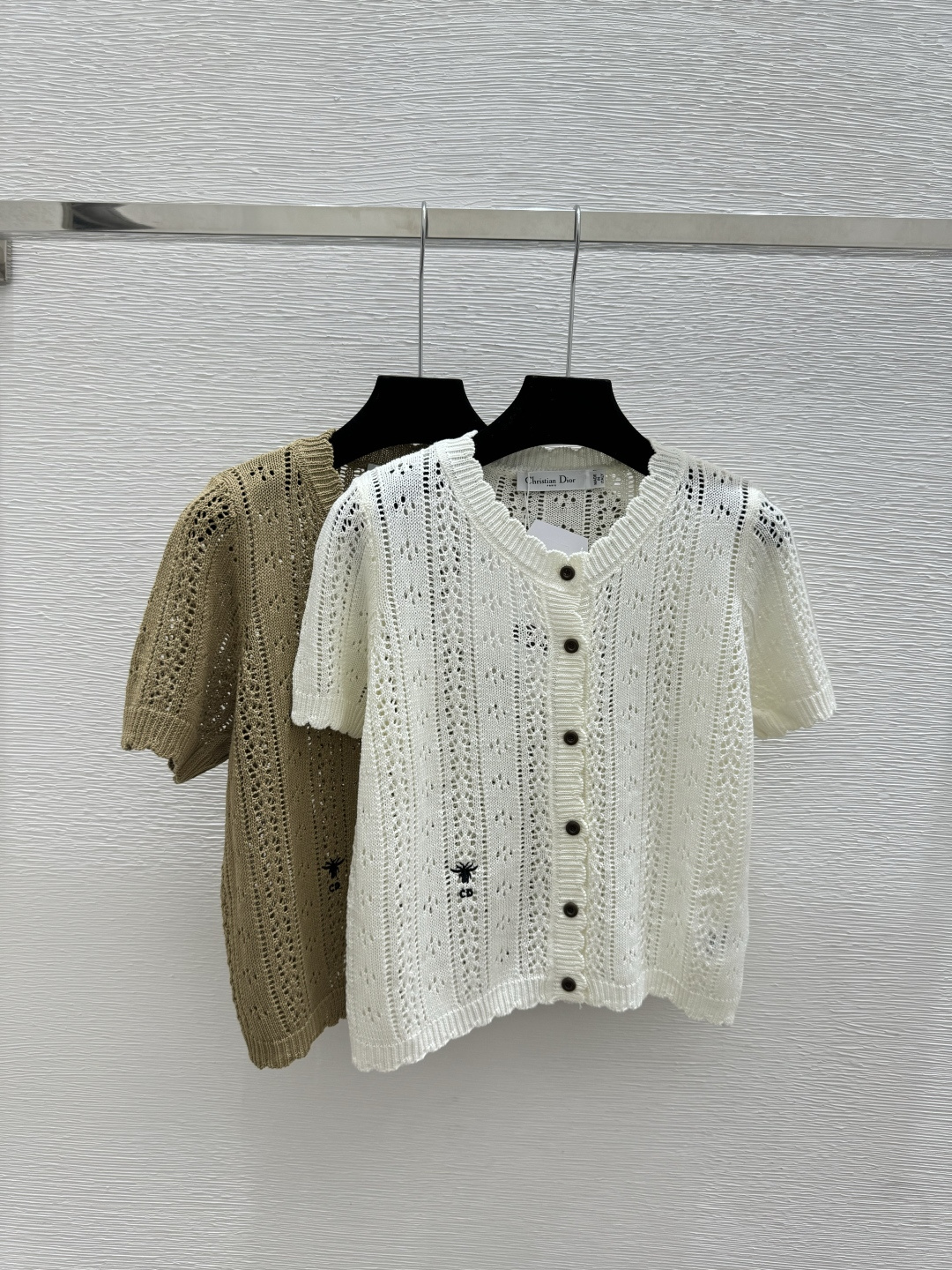 🆕D家🆕 春夏新款 纯色镂空圆领针织短袖开衫颜色：白色 卡其尺码：36.38.40