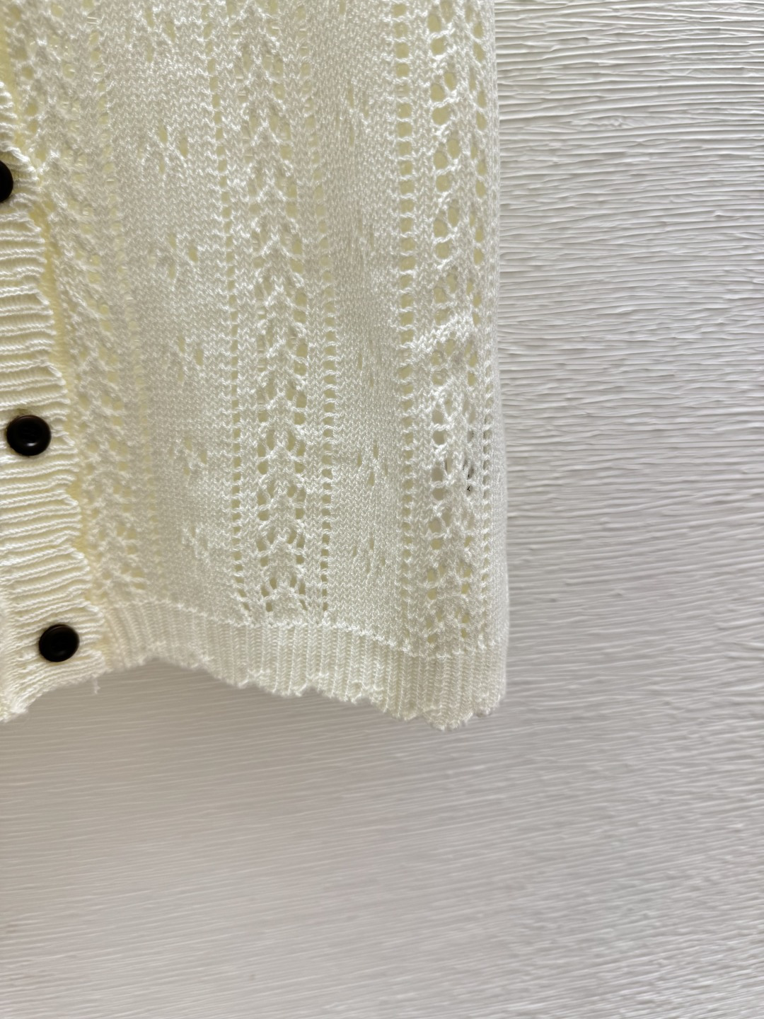 🆕D家🆕 春夏新款 纯色镂空圆领针织短袖开衫颜色：白色 卡其尺码：36.38.40