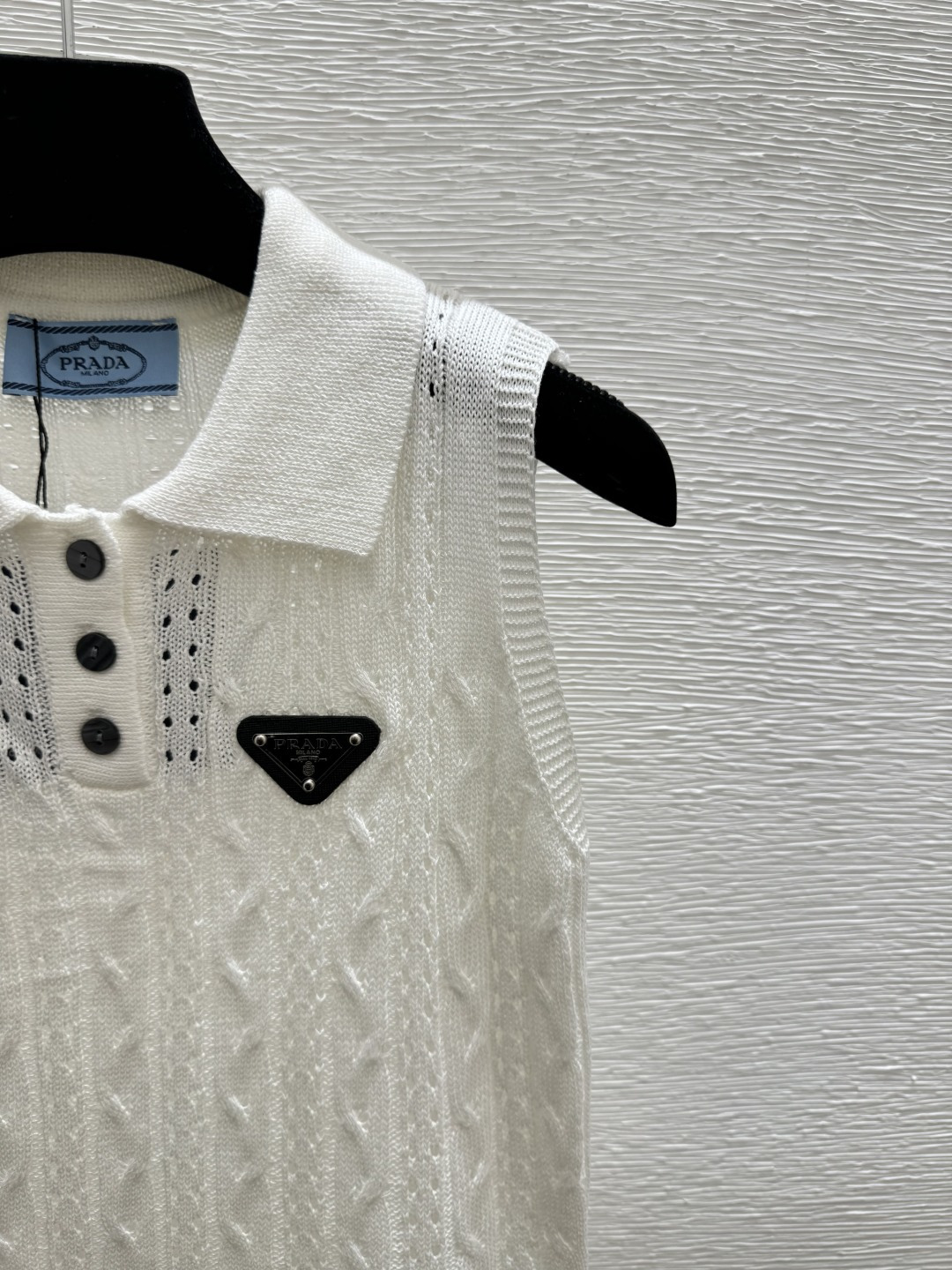 🆕P家🆕 春夏新款 纯色翻领镂空针织背心颜色：白色 杏色 绿色尺码：36.38.40