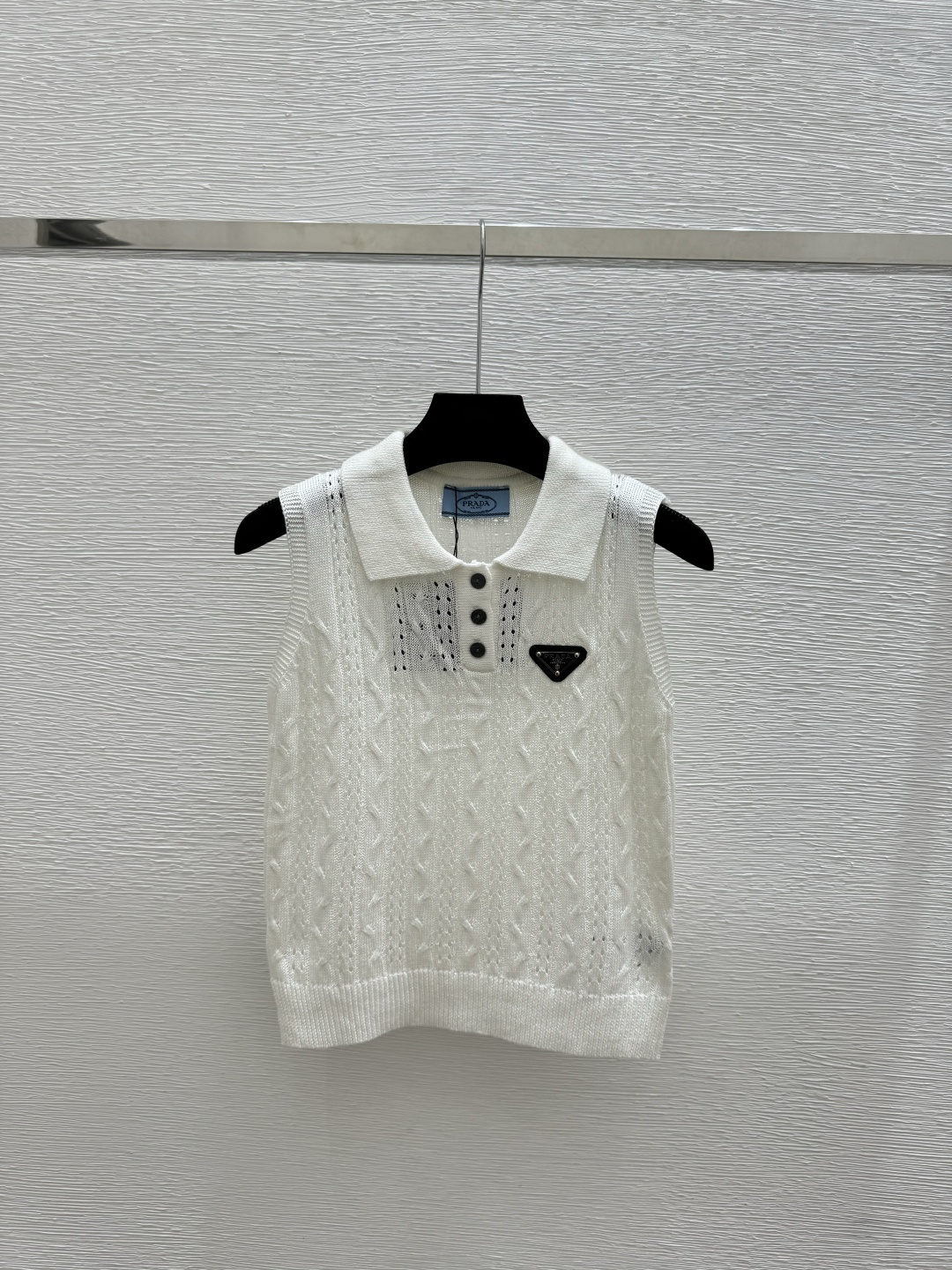 🆕P家🆕 春夏新款 纯色翻领镂空针织背心颜色：白色 杏色 绿色尺码：36.38.40