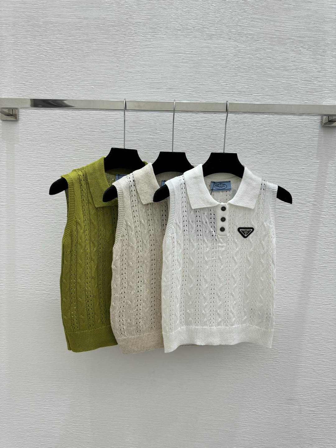 🆕P家🆕 春夏新款 纯色翻领镂空针织背心颜色：白色 杏色 绿色尺码：36.38.40