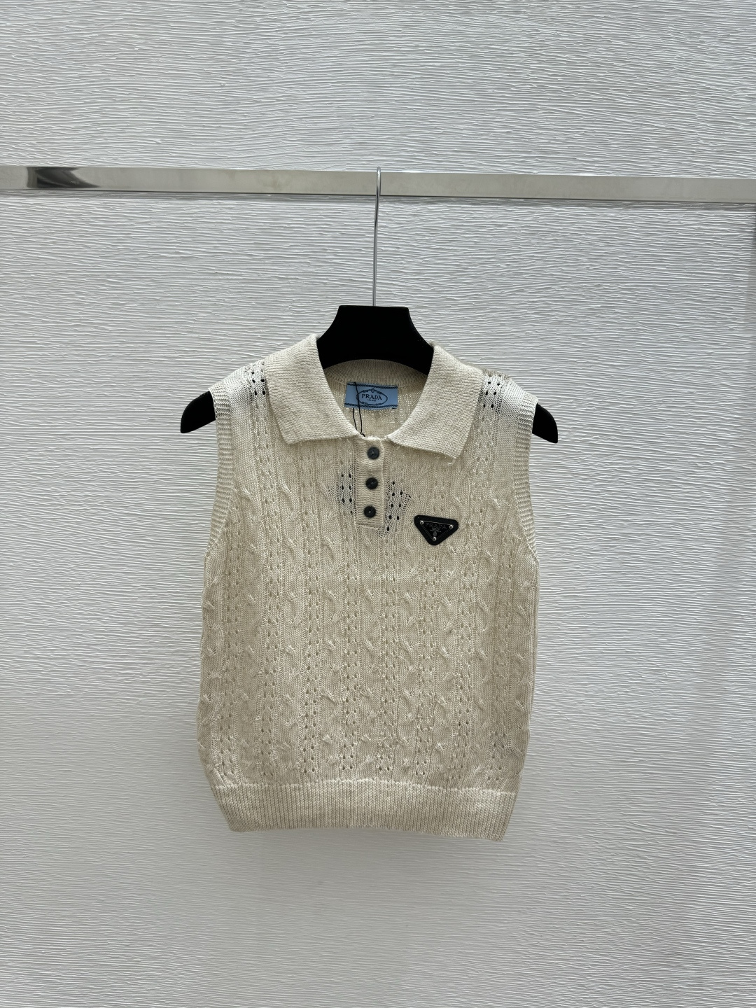 🆕P家🆕 春夏新款 纯色翻领镂空针织背心颜色：白色 杏色 绿色尺码：36.38.40