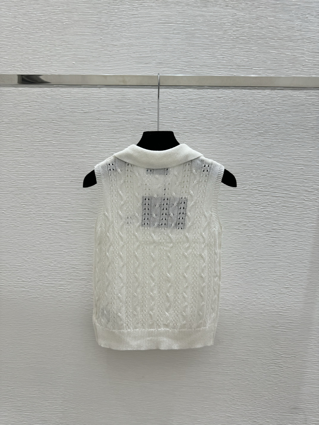 🆕P家🆕 春夏新款 纯色翻领镂空针织背心颜色：白色 杏色 绿色尺码：36.38.40