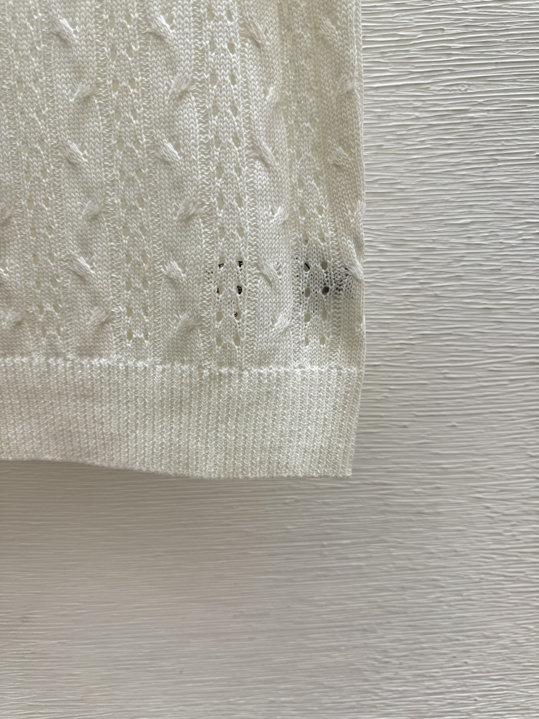 🆕P家🆕 春夏新款 纯色翻领镂空针织背心颜色：白色 杏色 绿色尺码：36.38.40